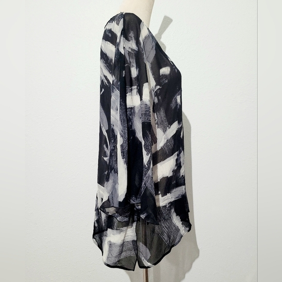 Chico’s 100% Silk Black White Abstract Beaded Neckline Tunic Top Size Medium - Picture 3 of 10